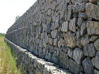万安县格网石笼作为挡墙结构时基础的埋置深度是多少