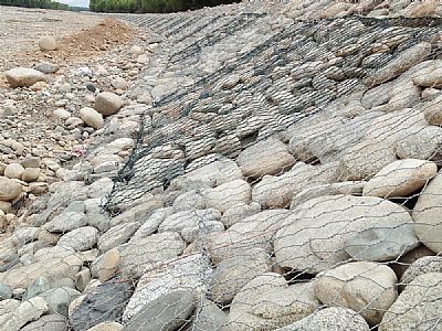 海原县格宾网石笼挡土墙防护效果利用了当地丰富的鹅卵石资源